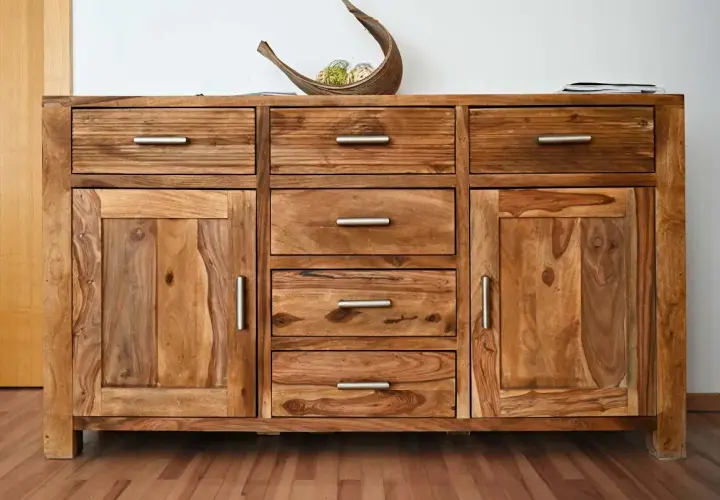 Mobile in legno massiccio, con cassetti e ante. Un mobile che necessita di cura e attenzione per riparare legno e mantenerlo splendido.