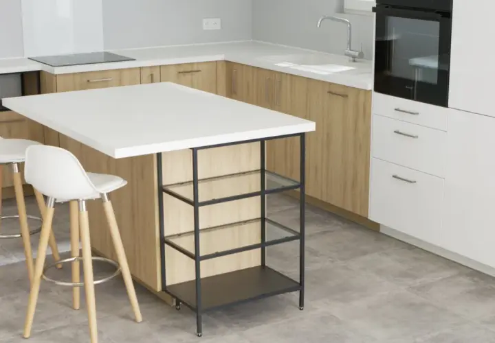 Un'elegante isola cucina fai da te con piano bianco e struttura metallica, perfetta per un angolo colazione.