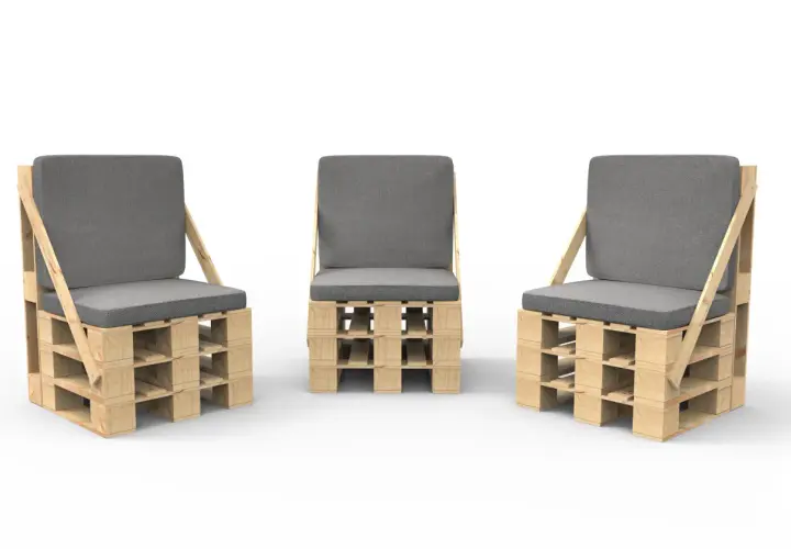 Tre sedute realizzate con pallet, con cuscini grigi, per un arredamento ecologico e di design.