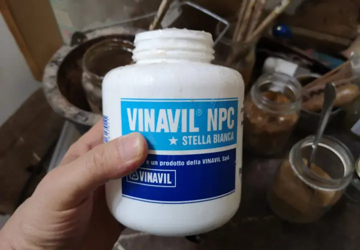 Flacone di Vinavil NPC Stella Bianca, ideale per lavori che richiedono un rapido tempo asciugatura vinavil.