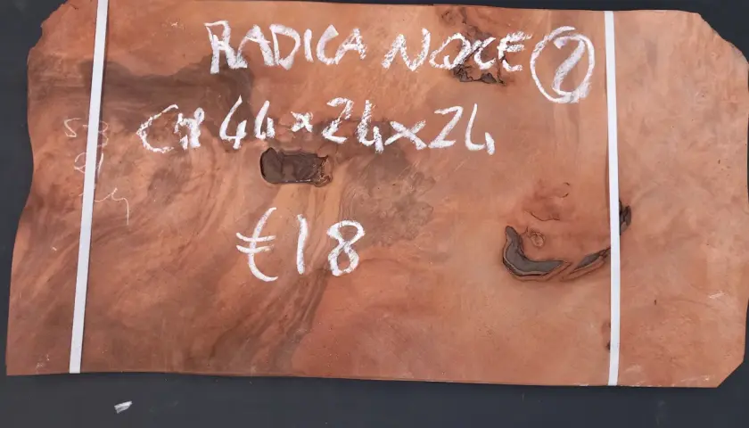 Radica di noce, 44x26x2 cm, €18. Un pezzo di legno con venature uniche, pronto per diventare un'opera d'arte.