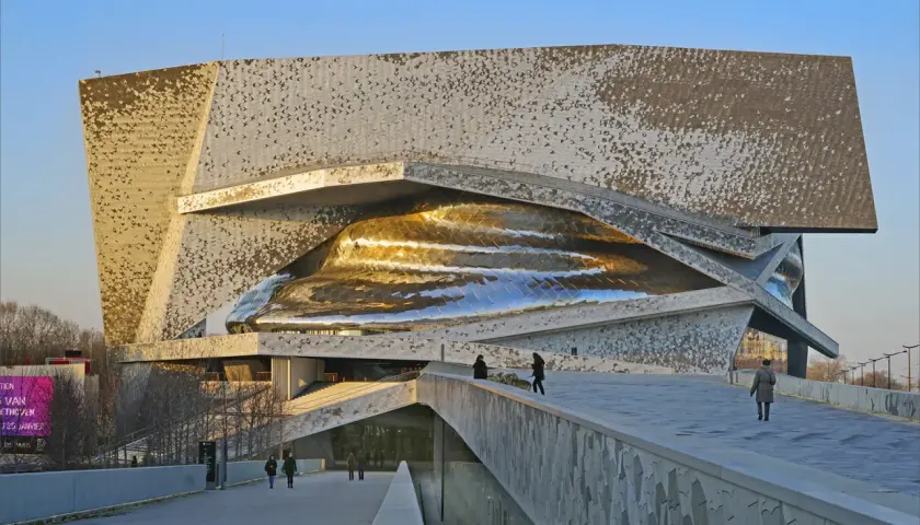Un'iconica architettura contemporanea a Parigi, con una facciata metallica a scaglie e un nucleo dorato scintillante.