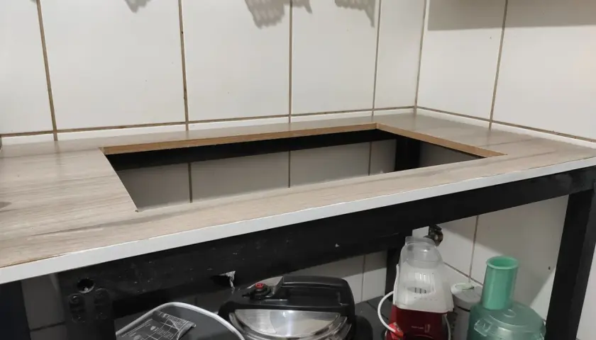 Piano cucina in laminato con foro per lavello, pronto per essere installato. Ecco come tagliare top cucina fai da te.
