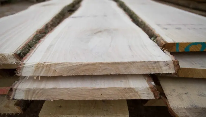 Tavole di legno grezzo, pronte per il fai-da-te e la stagionatura.