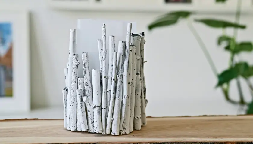 Portacandele rustico fatto a mano con rami bianchi, perfetto per idee di arredamento fai da te.