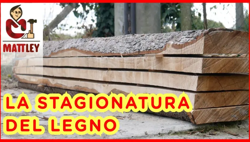 Tavole di legno grezzo impilate, pronte per la stagionatura. Il processo di stagionatura del legno è fondamentale per la sua durabilità.