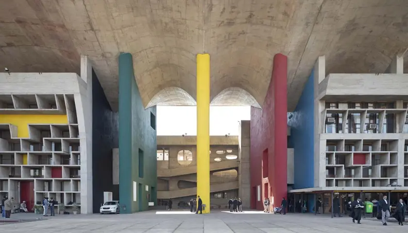 Un'iconica piazza di Chandigarh, Le Corbusier, con pilastri colorati e architettura modernista.