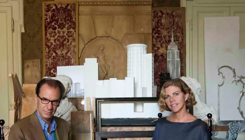 Architetti nello studio Peregalli, circondati da modelli di edifici e opere d'arte, creano visioni urbane.