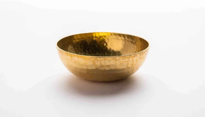 Ciotola in bronzo martellato, il bronzo si ossida creando sfumature dorate e texture uniche.