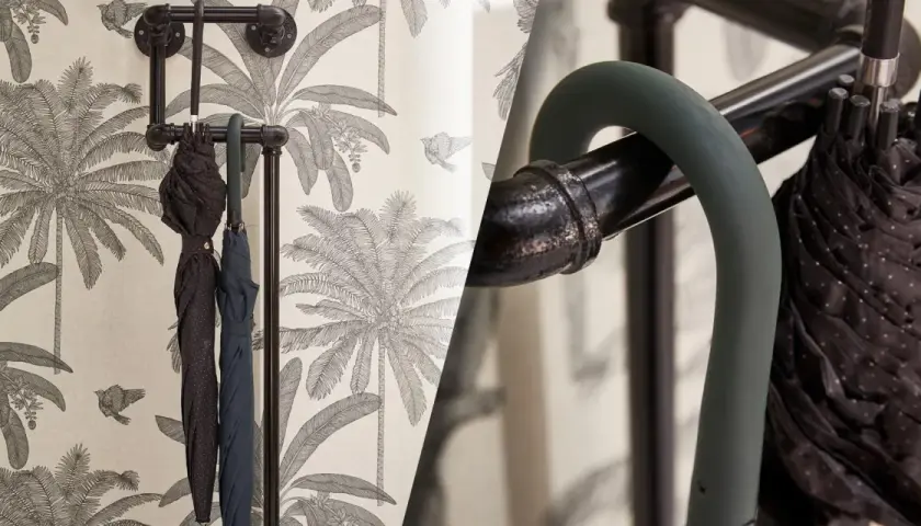 Portaombrelli fai da te in tubi industriali, con sfondo tropicale. Un tocco di stile per organizzare i tuoi ombrelli.