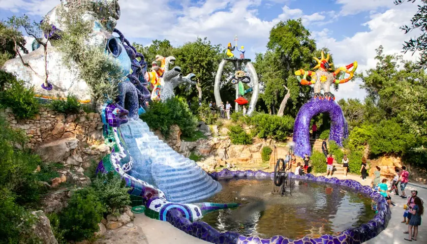 Il Giardino dei Tarocchi, un'esplosione di colori e forme fantastiche, con sculture monumentali e una fontana scintillante.