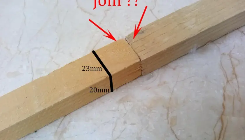 Due pezzi di legno con tagli obliqui, pronti per essere uniti. Le frecce rosse indicano il punto di giunzione.