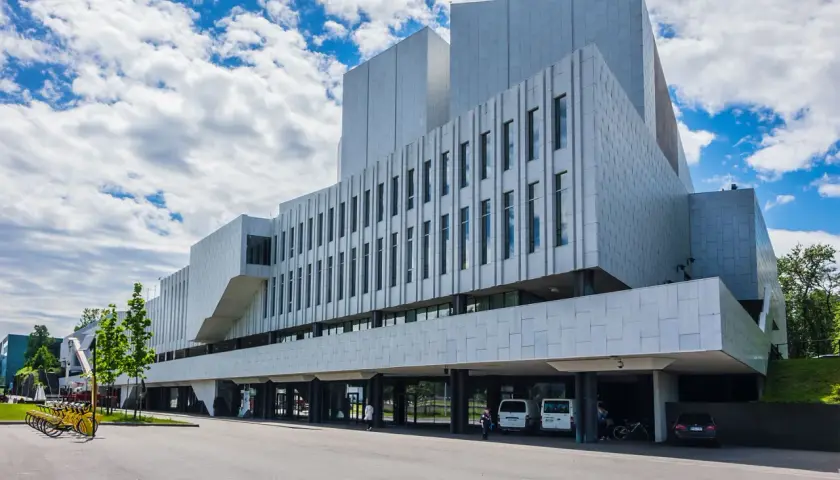 Edificio moderno con facciata a pannelli bianchi e finestre verticali, un esempio delle opere di Alvar Aalto.