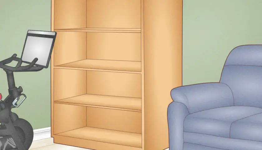 Un angolo relax con una cyclette e un divano blu, accanto a scaffali in legno fai da te pronti per essere riempiti.