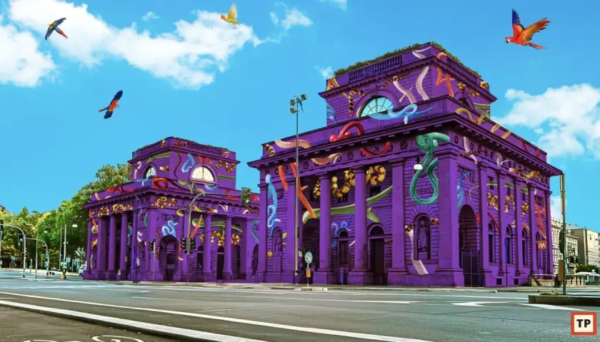 Edifici viola decorati con serpenti colorati e pappagalli volanti, un'installazione artistica che sembra un'opera fuori salone.