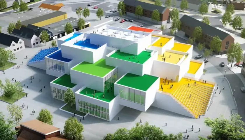 Il progetto di Bjarke Ingels per il LEGO House, con i suoi tetti colorati e le forme a blocchi, sembra un'opera d'arte vivente.