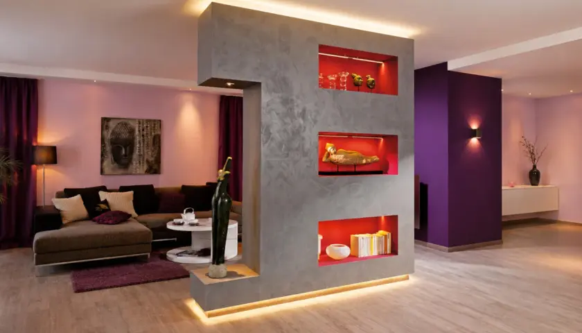 Una moderna parete divisoria con nicchie illuminate, un'idea su come creare una parete divisoria funzionale ed estetica.