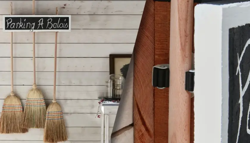 Idee portascope fai da te: tre scope appese a una lavagnetta "Parking à Balais" su parete di legno sbiancato.