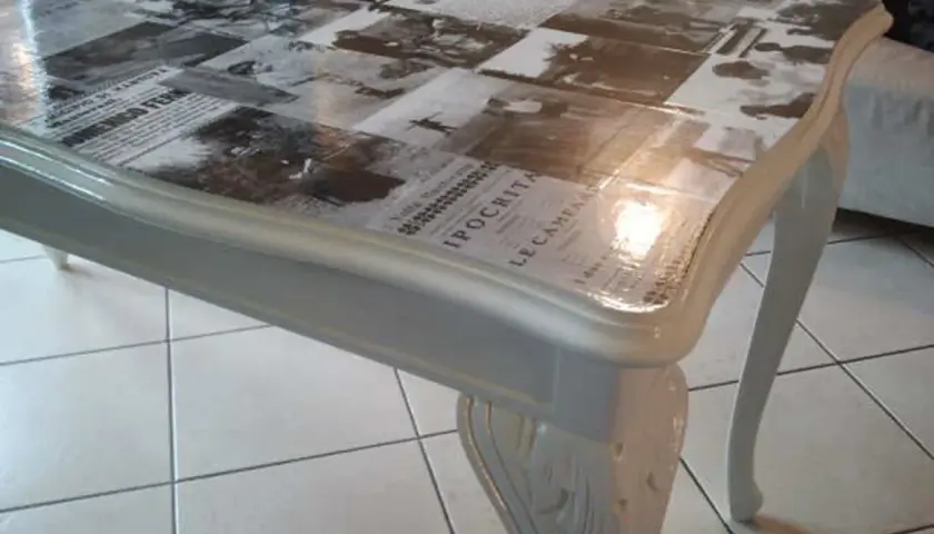 Tavolo con piano decorato con collage di vecchi giornali, un'idea originale per dipingere e personalizzare i tuoi mobili.