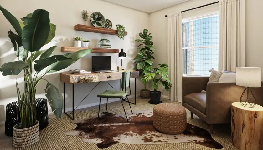 Un ufficio accogliente con un tavolo in legno, una sedia verde e molte piante per arredare con le piante. Un divano marrone e un tavolino in legno completano l'ambiente.