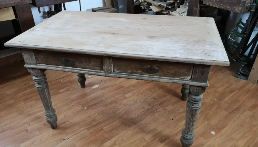 Tavolo antico in legno grezzo, pronto per essere trasformato. Scopri come rendere moderno un tavolo antico con un restyling.