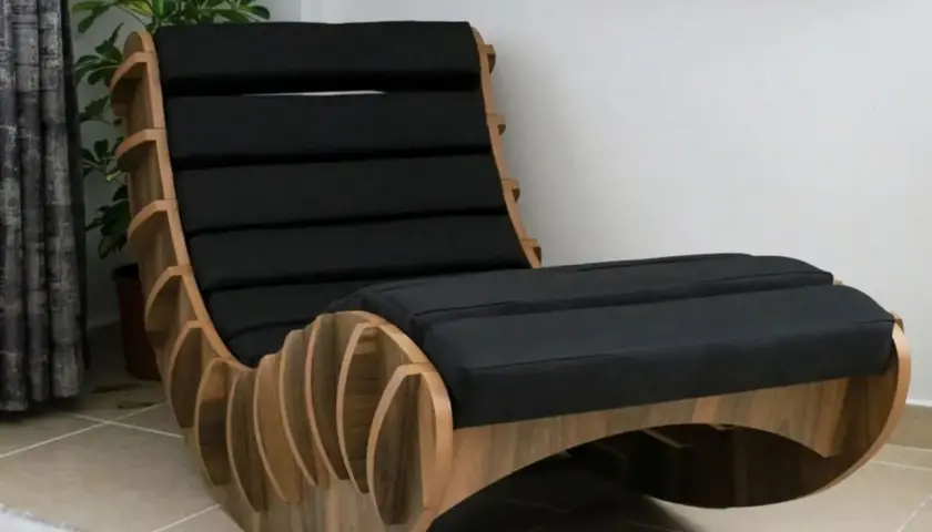 Sedia a dondolo fai da te in legno e tessuto nero, dal design moderno e accogliente, perfetta per rilassarsi.