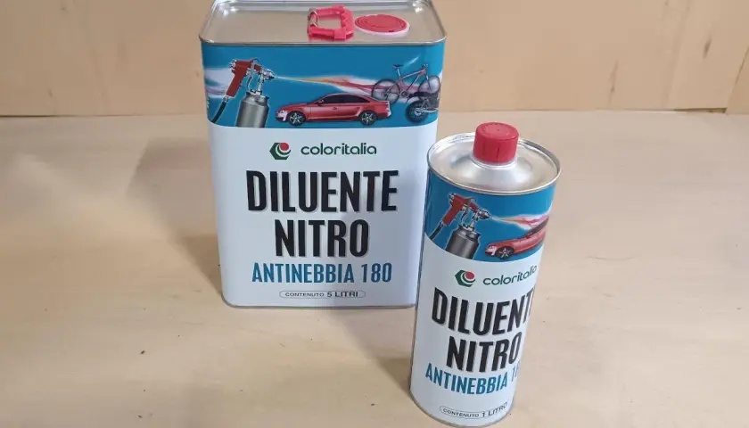 Due barattoli di diluente nitro antinebbia Coloritalia, uno da 5 litri e uno da 1 litro, pronti per la verniciatura.