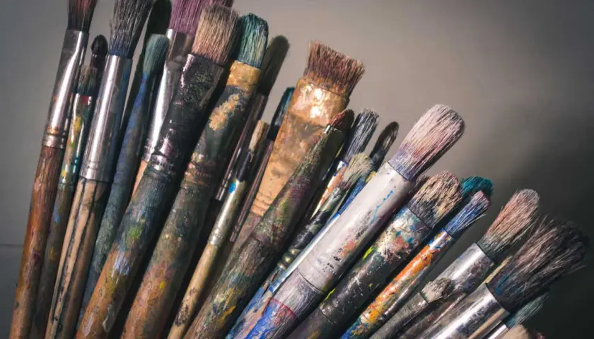 Pennelli usati, testimoni di un restauratore lavoro. Ogni setola racconta storie di arte e pazienza.