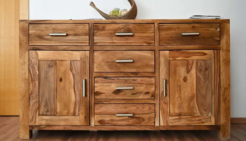 Mobile in legno massiccio, con cassetti e ante. Un mobile che necessita di cura e attenzione per riparare legno e mantenerlo splendido.