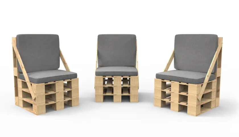 Tre sedute realizzate con pallet, con cuscini grigi, per un arredamento ecologico e di design.