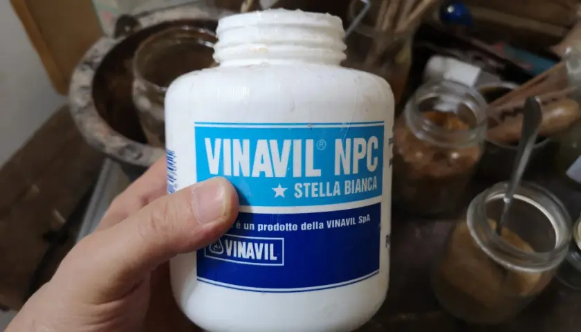 Flacone di Vinavil NPC Stella Bianca, ideale per lavori che richiedono un rapido tempo asciugatura vinavil.