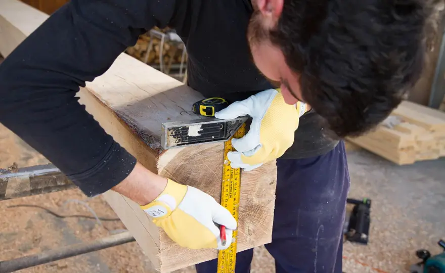 Come tagliare il legno con precisione e senza schegge