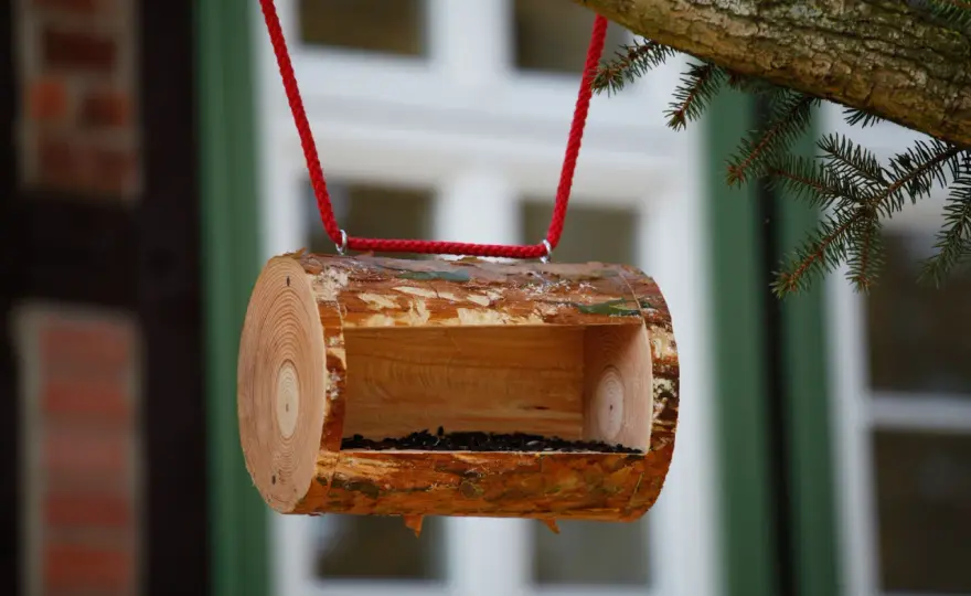 Mangiatoia per uccelli fai da te - idee e progetto in legno