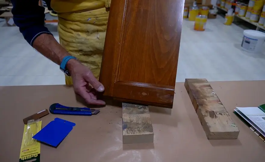 Come riparare un foro nel legno senza rovinare il mobile