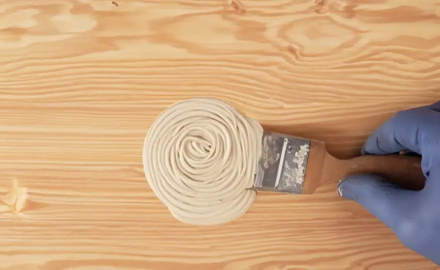 Come stuccare il legno senza riaprire crepe e buchi