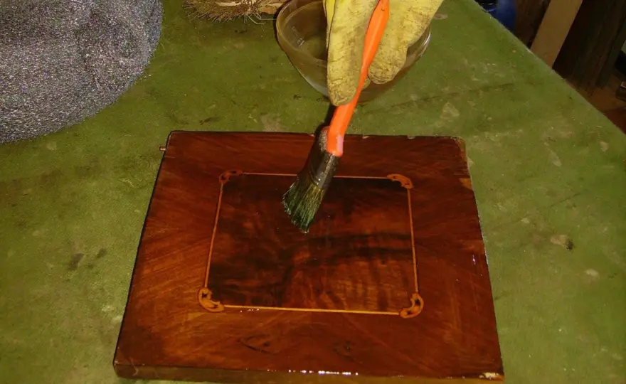 Come sverniciare un mobile senza rovinare il legno