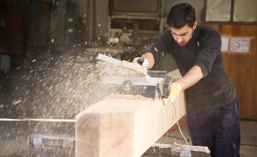 Piallare il legno, come farlo bene e quale pialla scegliere
