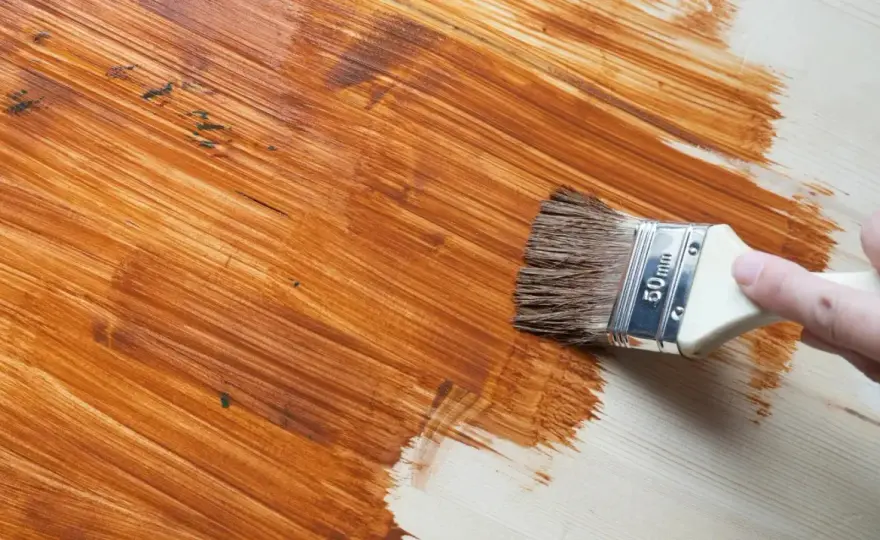 Come verniciare legno già verniciato senza errori
