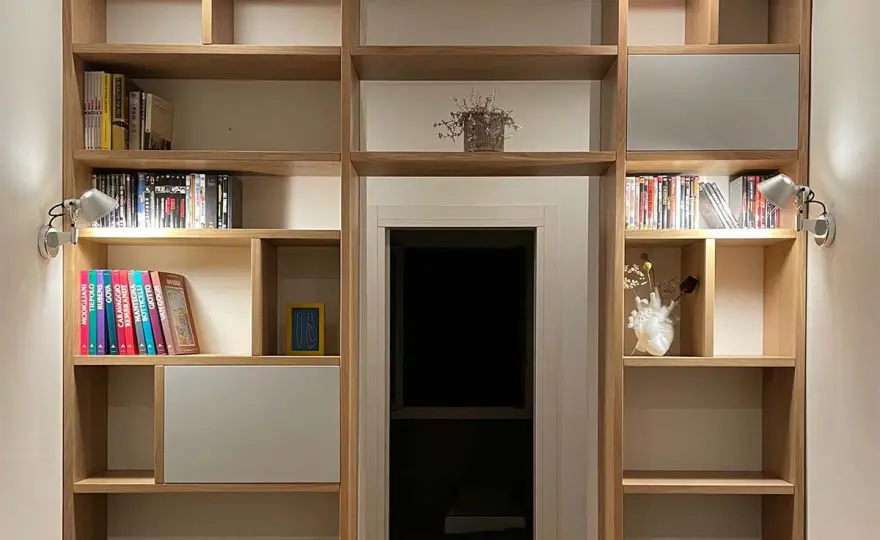 Come costruire una libreria in legno stabile e su misura