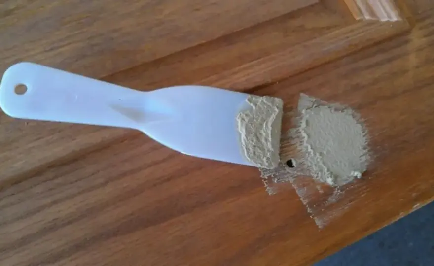 Stucco per legno fai da te con segatura e colla vinilica