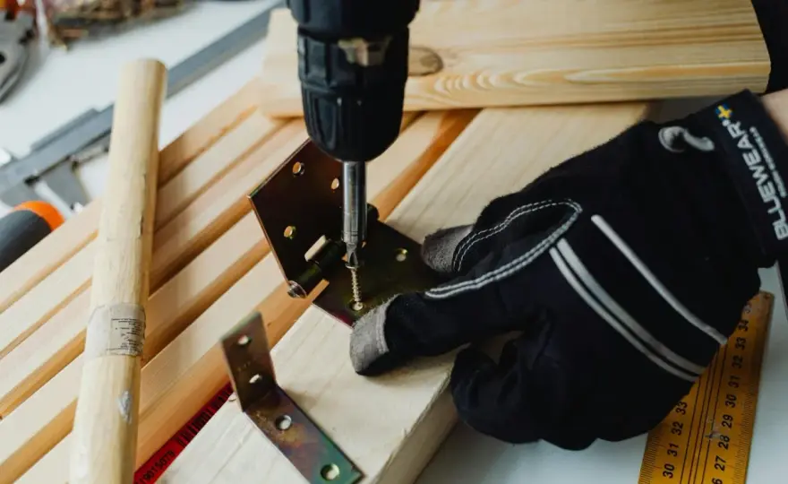 Come unire due pezzi di legno con viti senza crepe