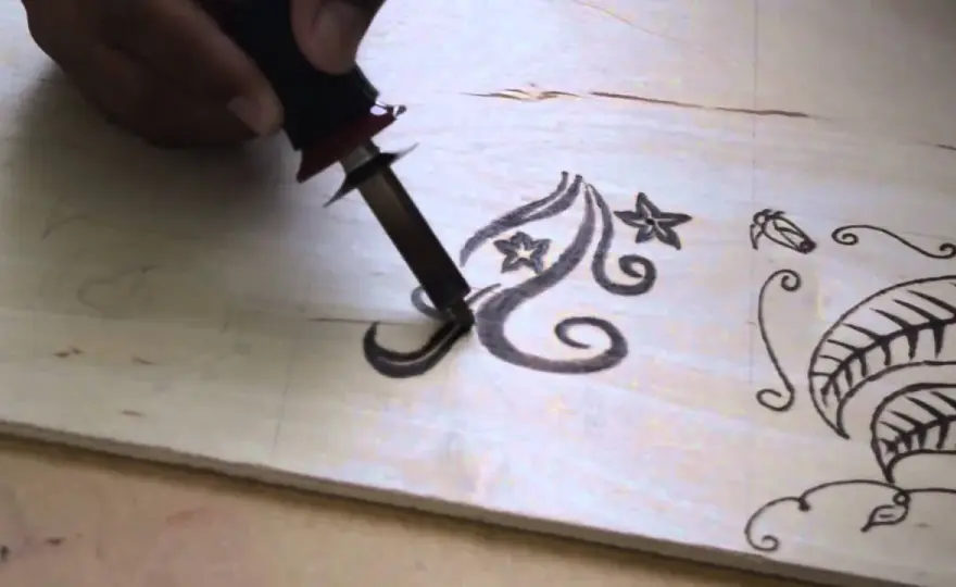 Come disegnare sul legno con acrilici, stencil e pirografia
