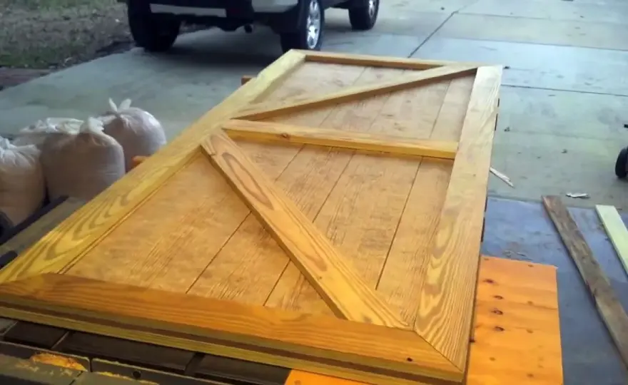 Come realizzare una porta da esterno in legno fai da te