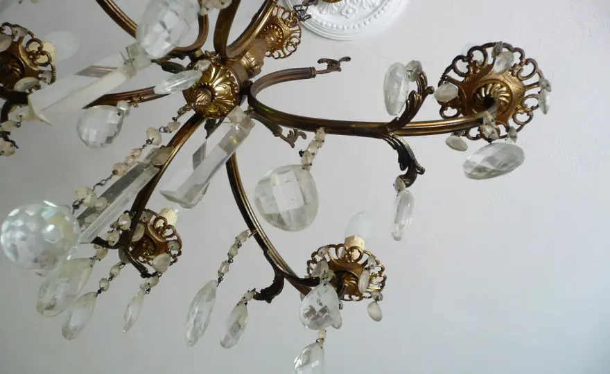 Come riutilizzare un vecchio lampadario in modo creativo