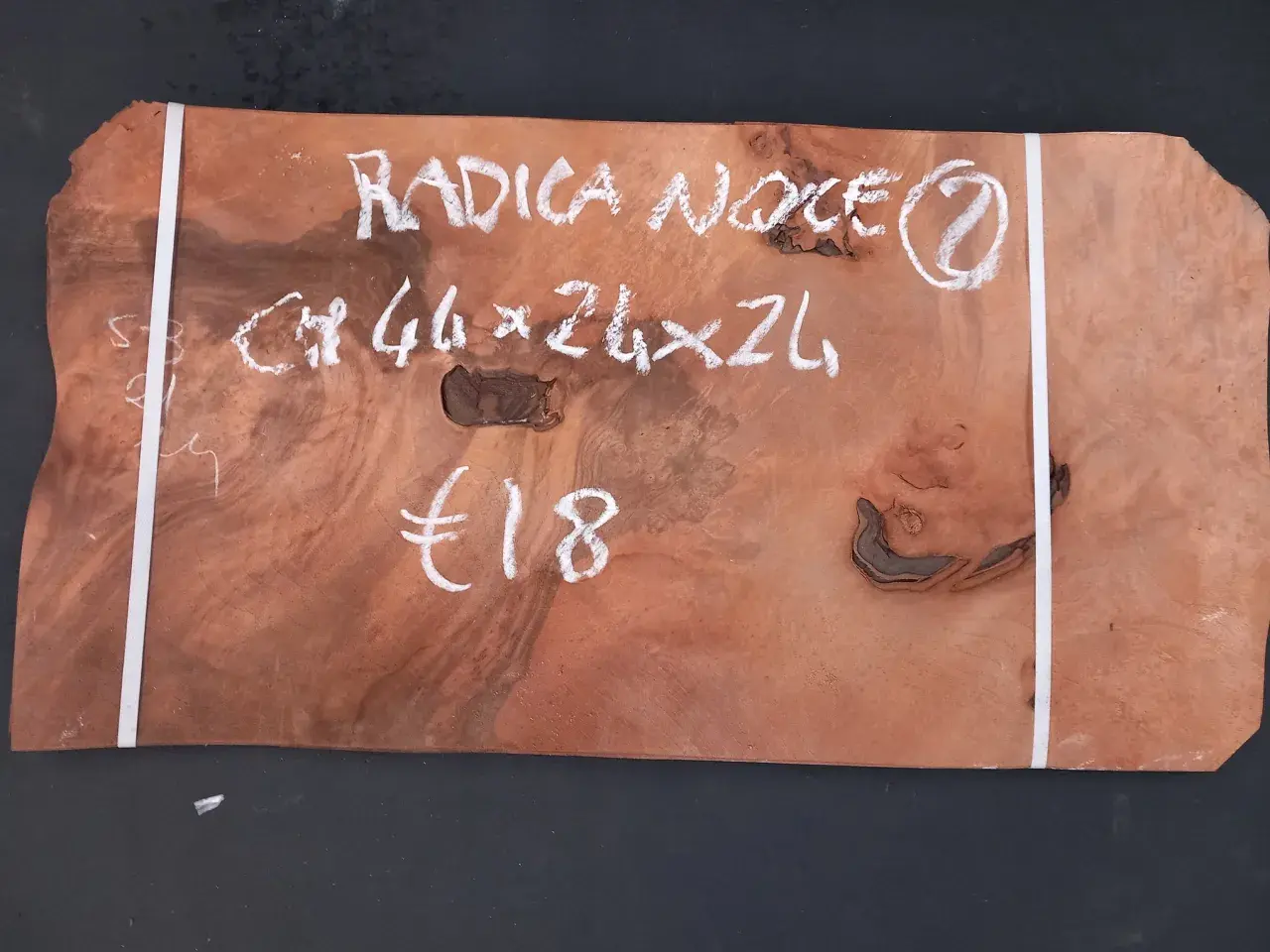 Radica di noce, 44x26x2 cm, €18. Un pezzo di legno con venature uniche, pronto per diventare un'opera d'arte.