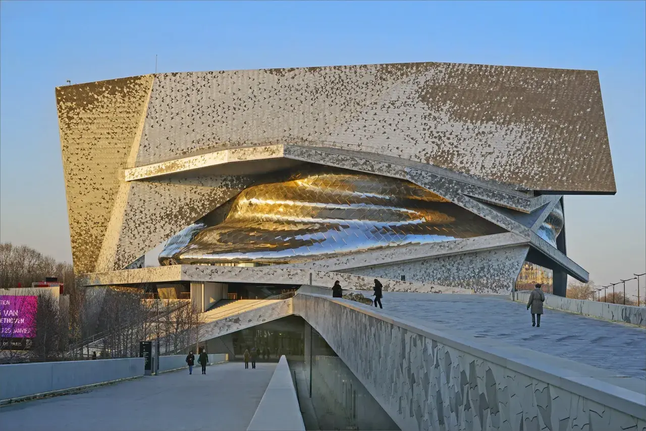 Un'iconica architettura contemporanea a Parigi, con una facciata metallica a scaglie e un nucleo dorato scintillante.