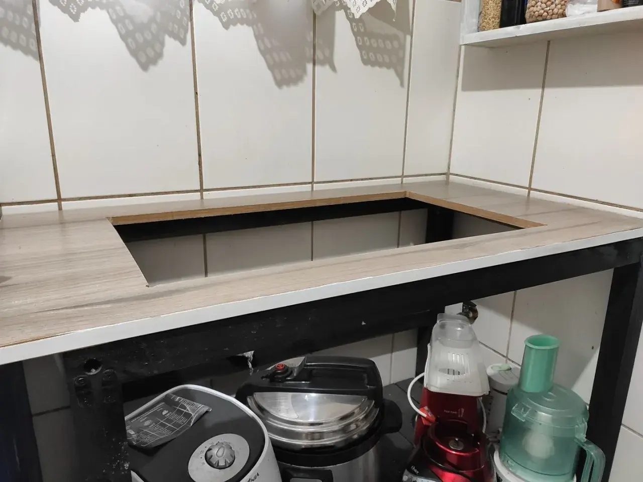 Piano cucina in laminato con foro per lavello, pronto per essere installato. Ecco come tagliare top cucina fai da te.