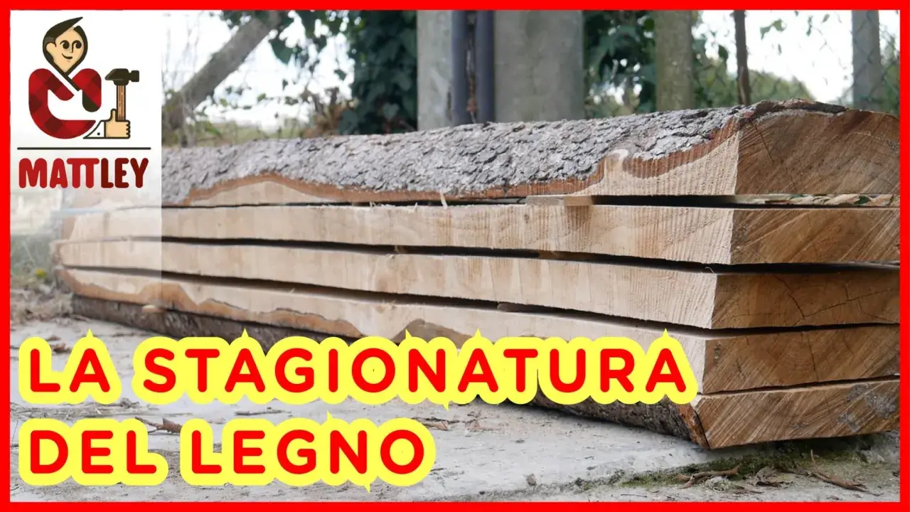 Tavole di legno grezzo impilate, pronte per la stagionatura. Il processo di stagionatura del legno è fondamentale per la sua durabilità.