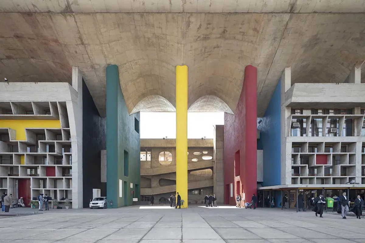 Un'iconica piazza di Chandigarh, Le Corbusier, con pilastri colorati e architettura modernista.
