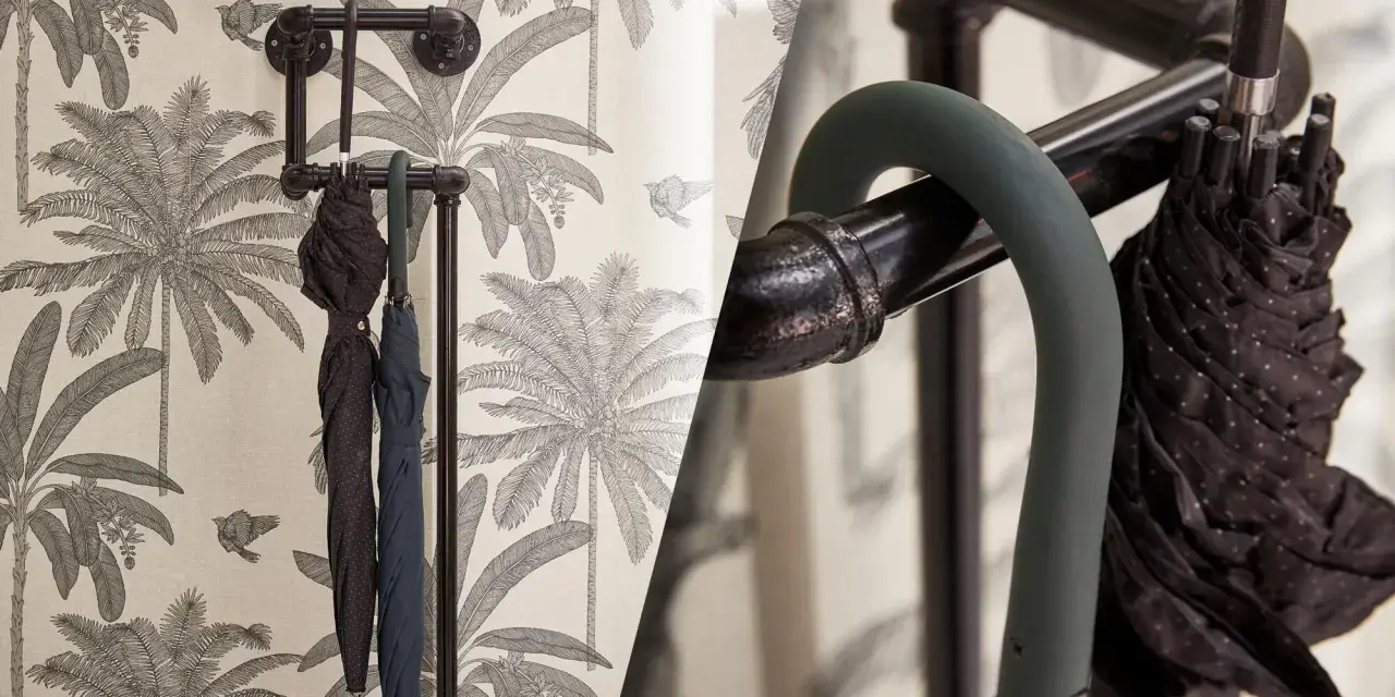 Portaombrelli fai da te in tubi industriali, con sfondo tropicale. Un tocco di stile per organizzare i tuoi ombrelli.